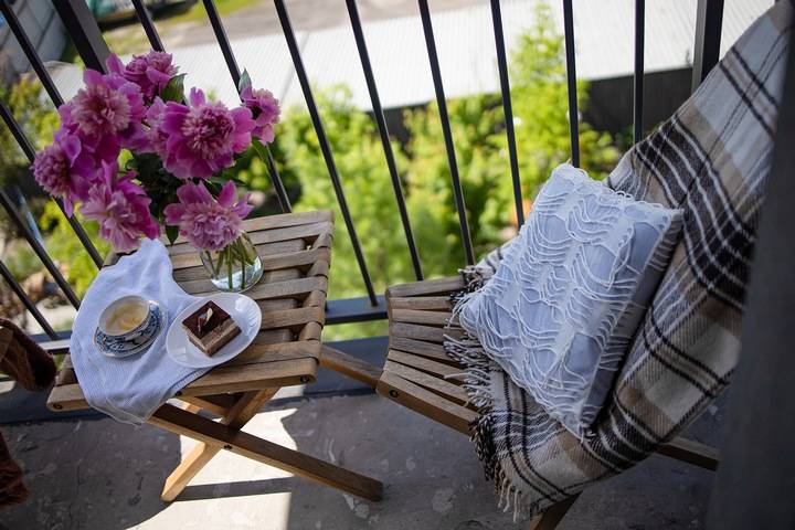 Add cozy balcony decor to make yourself feel more comfortable.
